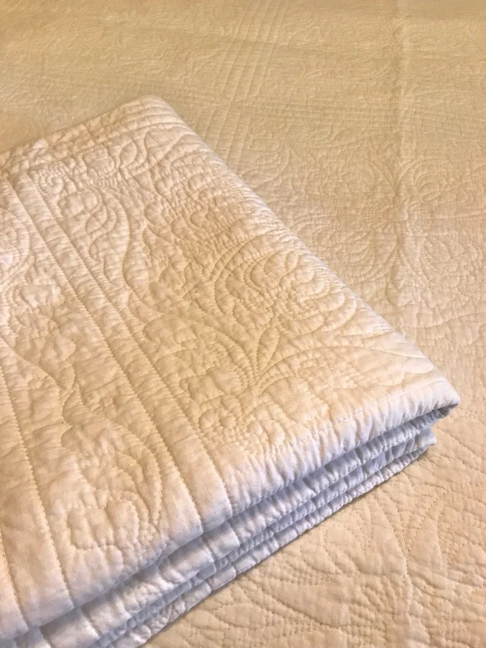 Classic White Quilted Bedspread with Pillow Shams